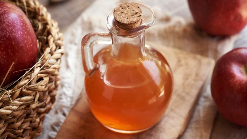 sticla cu otet de mere