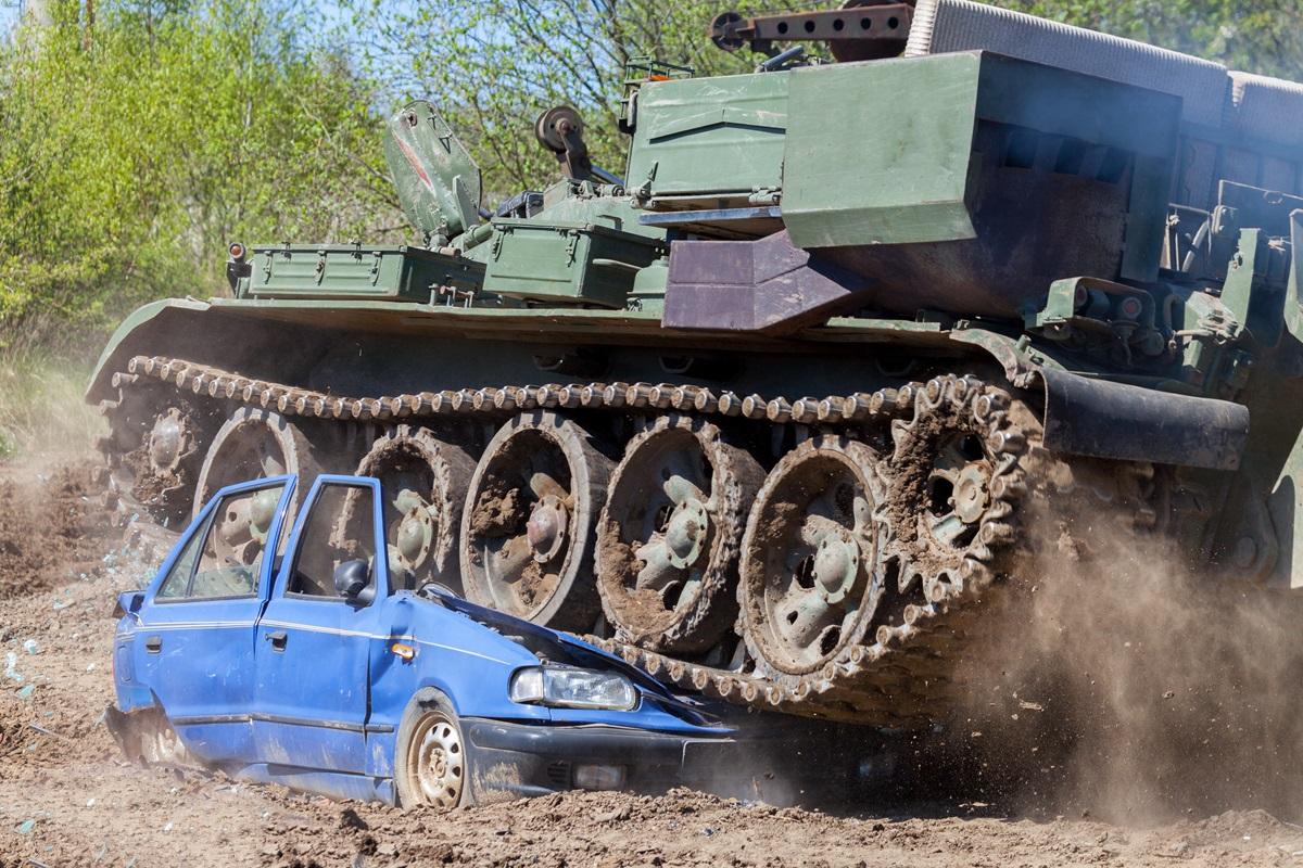 Tanc VS Tesla: momentul viral în care un veteran de 98 de ani distruge mașina electrică. Ce mesaj a vrut să transmită