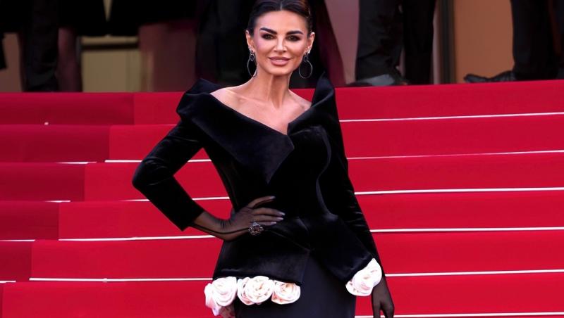 Ramona Filip îmbrăcată cu o ținută neagră elegantă