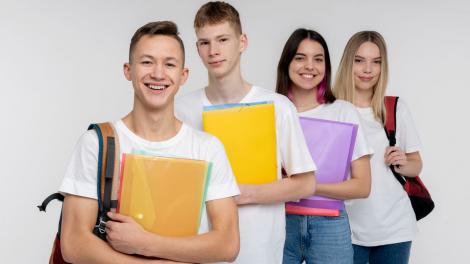 (P) Moda școlară modernă: &icirc;ntre uniformă, stil și ceremonii de absolvire