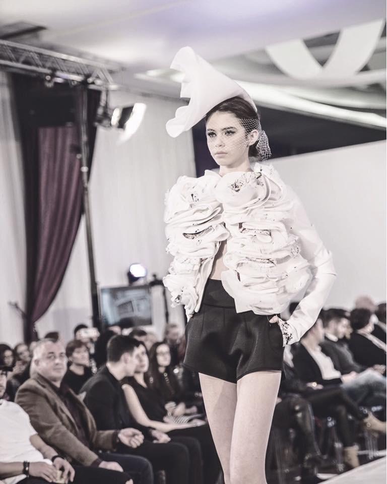 Rebecca Dumitrescu defilând pe un podium