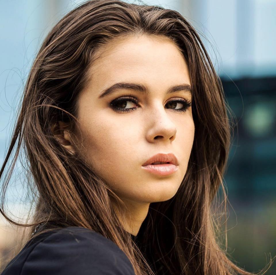 Rebecca Dumitrescu îmbrăcată cu o ținută neagră