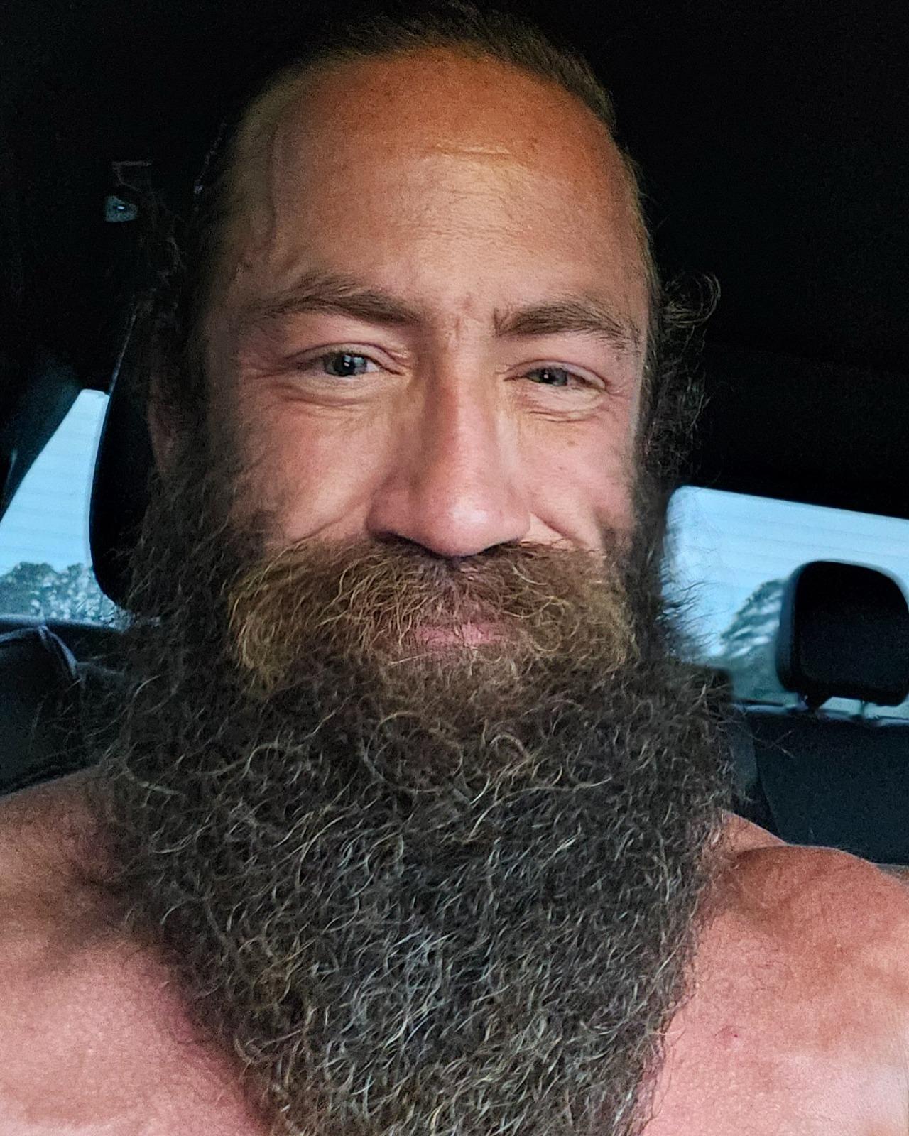 Liver King la bustul gol, arătându-și barba