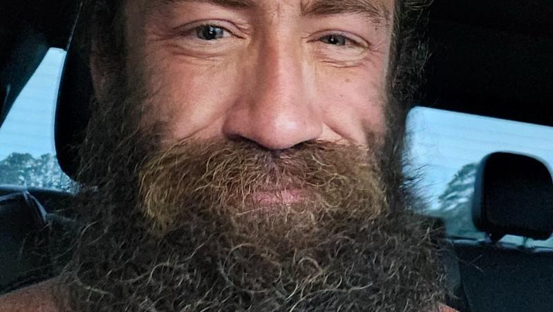 Liver King la bustul gol, arătându-și barba