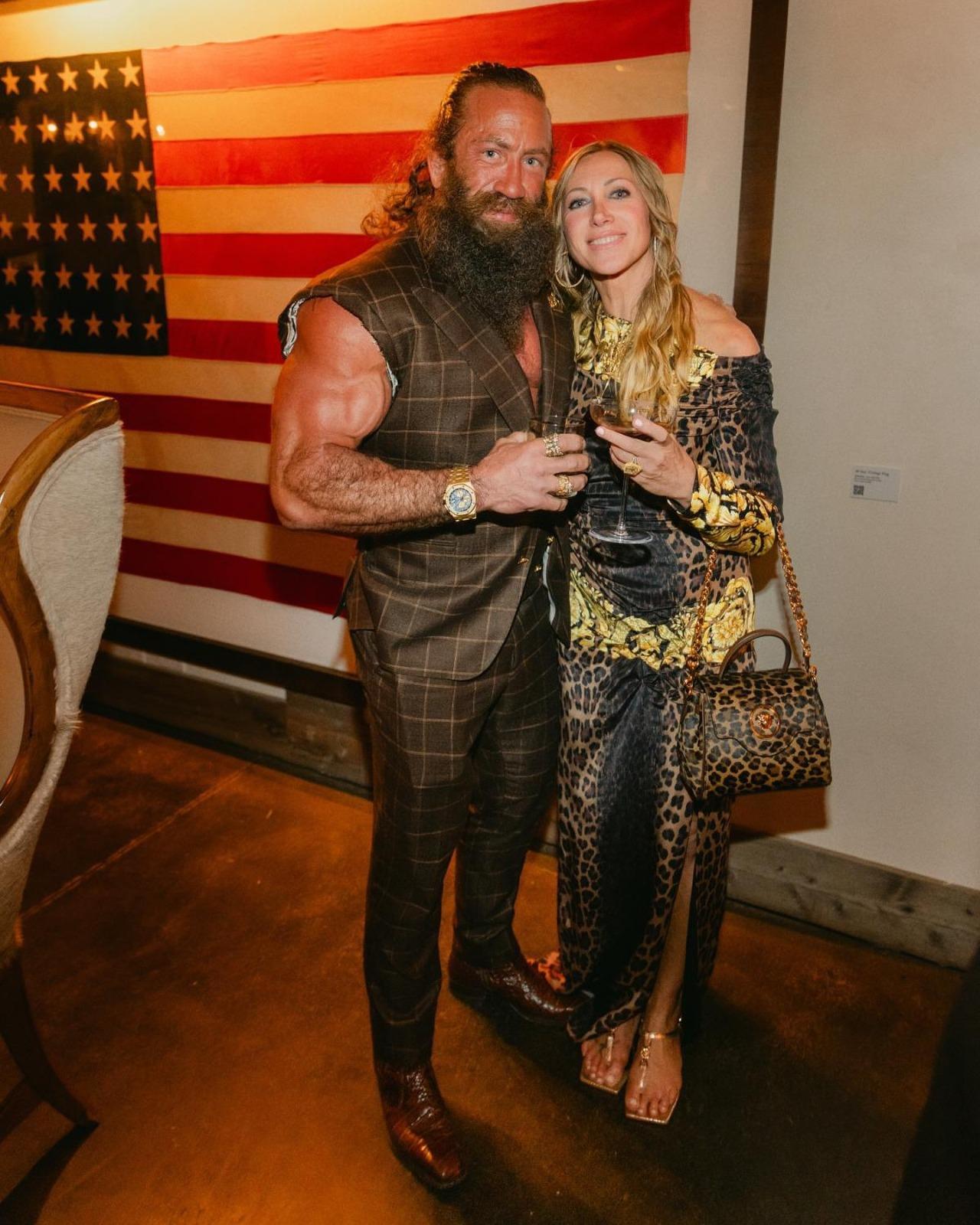 Liver King alături de partenera lui, ambii îmbrăcați elegant