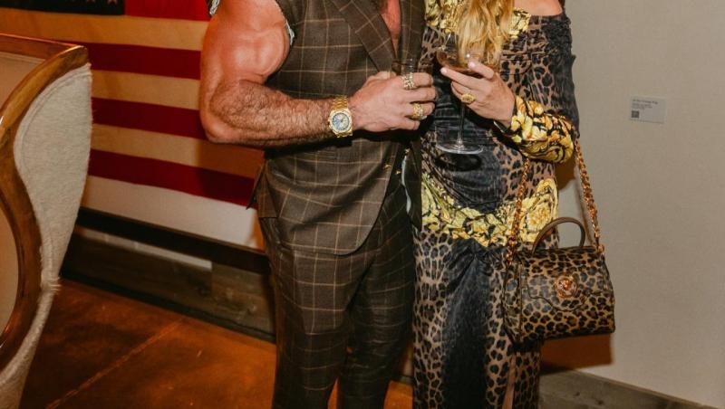 Liver King alături de partenera lui, ambii îmbrăcați elegant