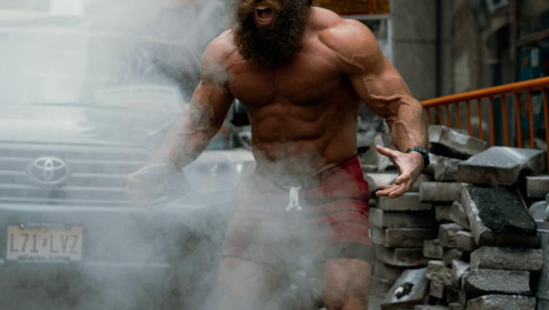 Liver King la bustul gol, țipând