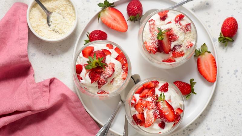 Căpșunile se pot folosi în deserturi în combinație cu creme, mascarpone sau ciocolată