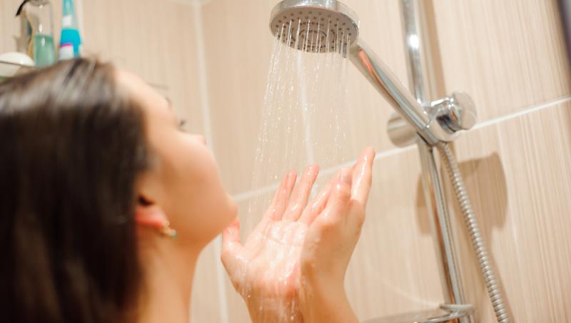 femeie care face dus