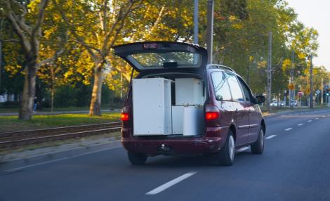 Puțini români știu că este specificat în lege dacă au voie să transporte mobilă cu mașina personală. Când pot fi sancționați