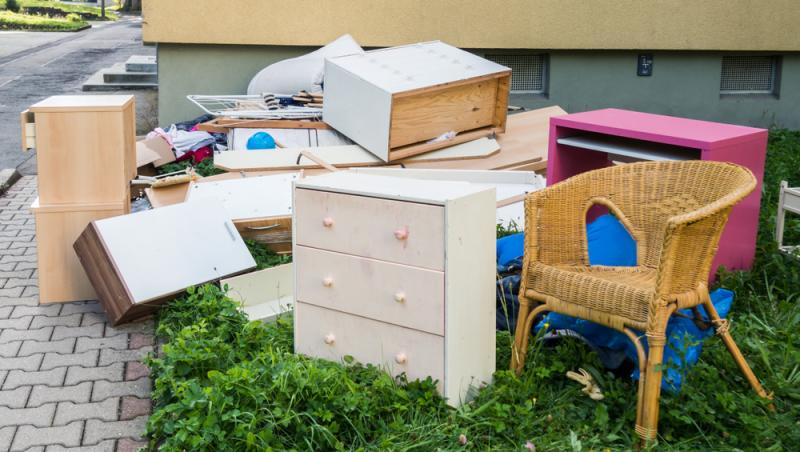 Puțini români știu că este specificat în lege dacă au voie să transporte mobilă cu mașina personală. Când pot fi sancționați