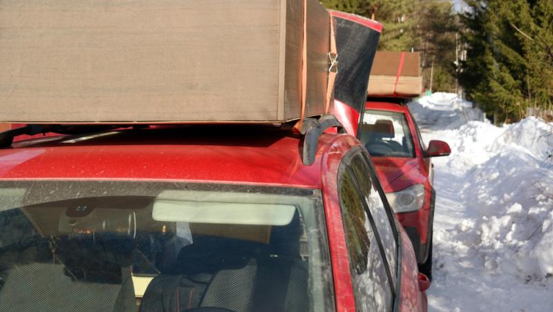 Puțini români știu că este specificat în lege dacă au voie să transporte mobilă cu mașina personală. Când pot fi sancționați