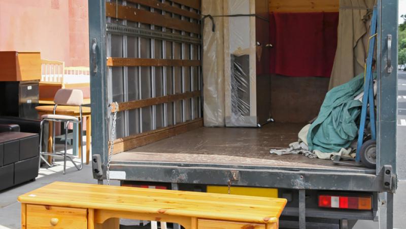 Puțini români știu că este specificat în lege dacă au voie să transporte mobilă cu mașina personală. Când pot fi sancționați