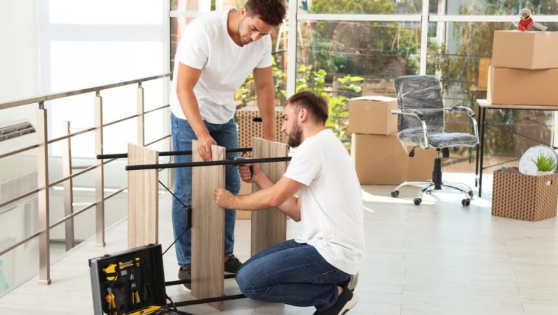 Puțini români știu că este specificat în lege dacă au voie să transporte mobilă cu mașina personală. Când pot fi sancționați