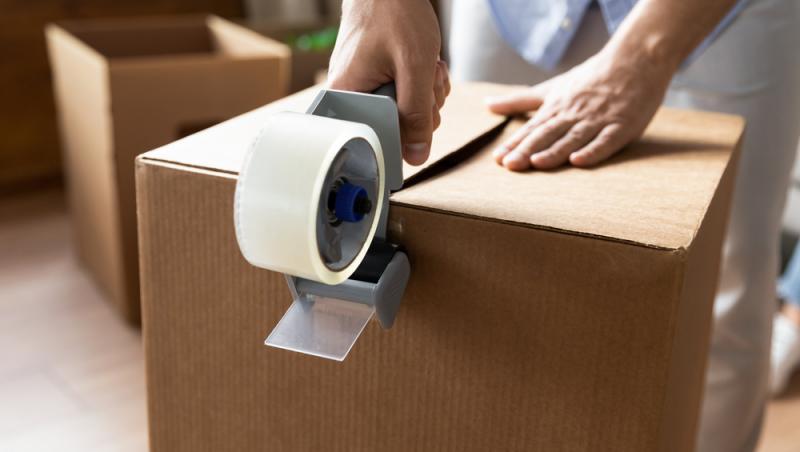 Puțini români știu că este specificat în lege dacă au voie să transporte mobilă cu mașina personală. Când pot fi sancționați