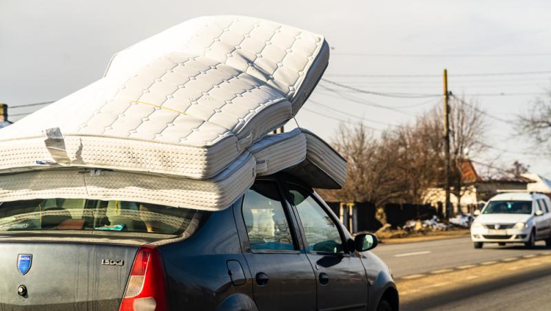 Puțini români știu că este specificat în lege dacă au voie să transporte mobilă cu mașina personală. Când pot fi sancționați