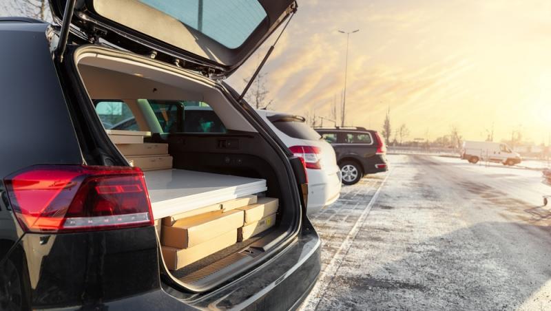 Puțini români știu că este specificat în lege dacă au voie să transporte mobilă cu mașina personală. Când pot fi sancționați