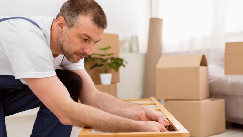 Puțini români știu că este specificat în lege dacă au voie să transporte mobilă cu mașina personală. Când pot fi sancționați