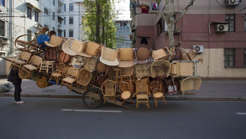 Puțini români știu că este specificat în lege dacă au voie să transporte mobilă cu mașina personală. Când pot fi sancționați