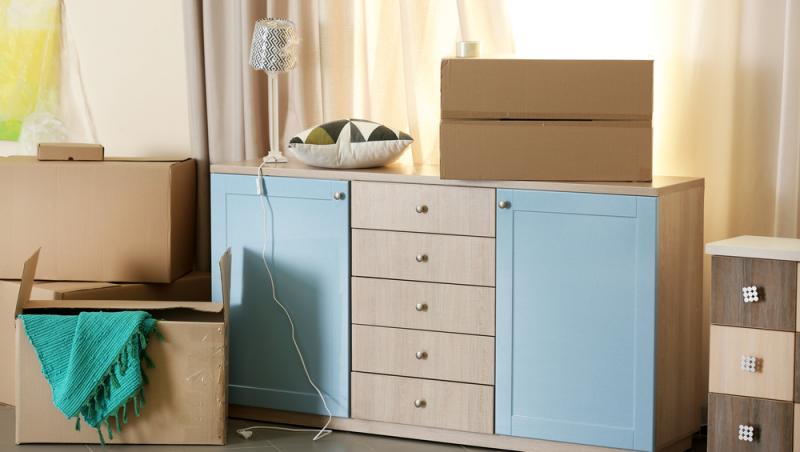 Puțini români știu că este specificat în lege dacă au voie să transporte mobilă cu mașina personală. Când pot fi sancționați