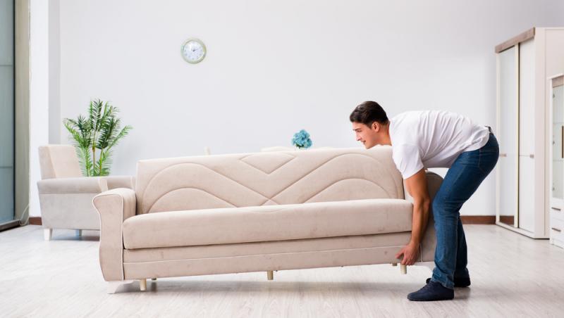 Puțini români știu că este specificat în lege dacă au voie să transporte mobilă cu mașina personală. Când pot fi sancționați