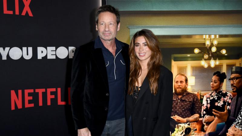 David Duchovny, starul din Dosarele X, s-a căsătorit în secret cu iubita mai tânără cu 33 de ani decât el. Cum arată soția sa