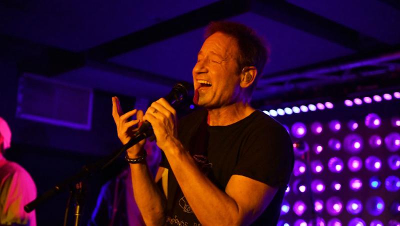 David Duchovny, starul din Dosarele X, s-a căsătorit în secret cu iubita mai tânără cu 33 de ani decât el. Cum arată soția sa
