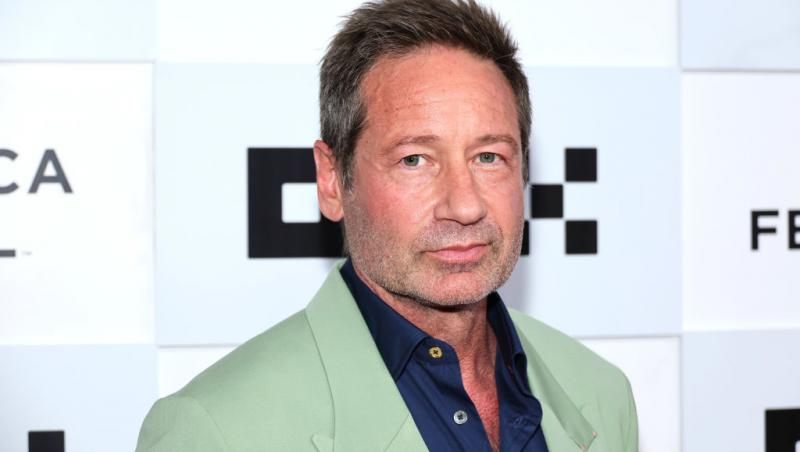 David Duchovny, starul din Dosarele X, s-a căsătorit în secret cu iubita mai tânără cu 33 de ani decât el. Cum arată soția sa