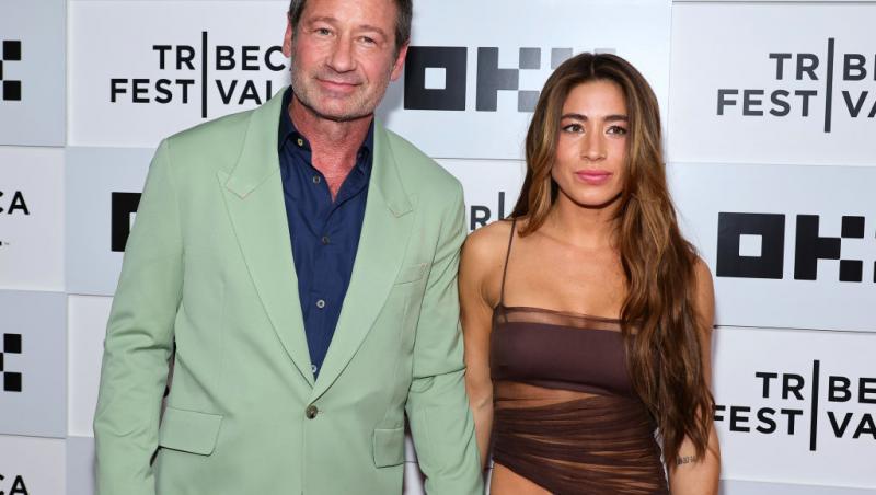David Duchovny, starul din Dosarele X, s-a căsătorit în secret cu iubita mai tânără cu 33 de ani decât el. Cum arată soția sa