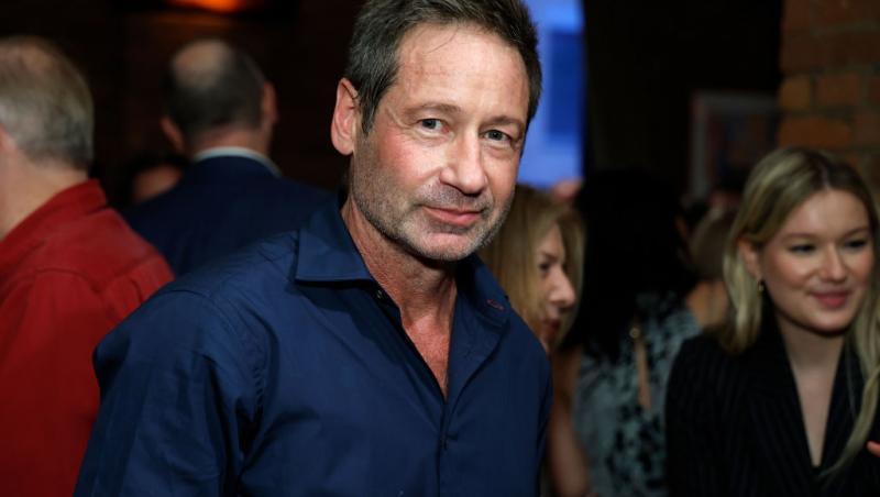 David Duchovny, starul din Dosarele X, s-a căsătorit în secret cu iubita mai tânără cu 33 de ani decât el. Cum arată soția sa