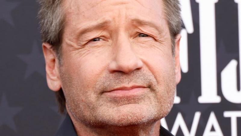 David Duchovny, starul din Dosarele X, s-a căsătorit în secret cu iubita mai tânără cu 33 de ani decât el. Cum arată soția sa