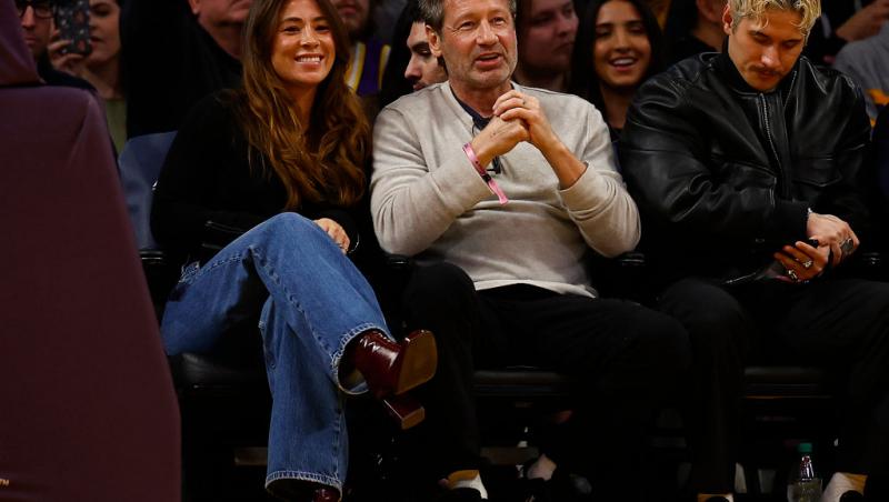 David Duchovny, starul din Dosarele X, s-a căsătorit în secret cu iubita mai tânără cu 33 de ani decât el. Cum arată soția sa