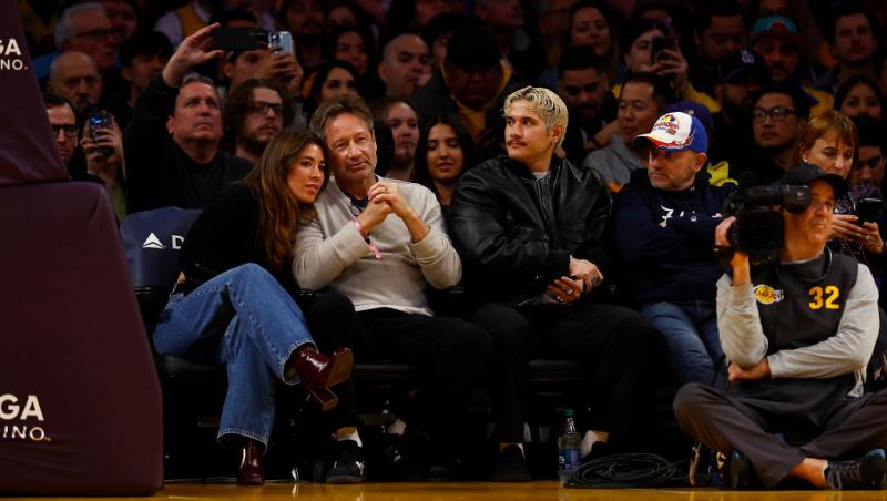 David Duchovny, starul din Dosarele X, s-a căsătorit în secret cu iubita mai tânără cu 33 de ani decât el. Cum arată soția sa
