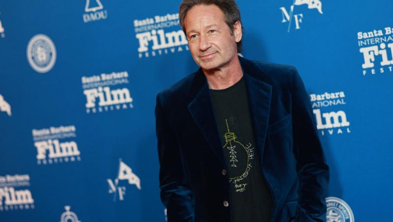 David Duchovny, starul din Dosarele X, s-a căsătorit în secret cu iubita mai tânără cu 33 de ani decât el. Cum arată soția sa