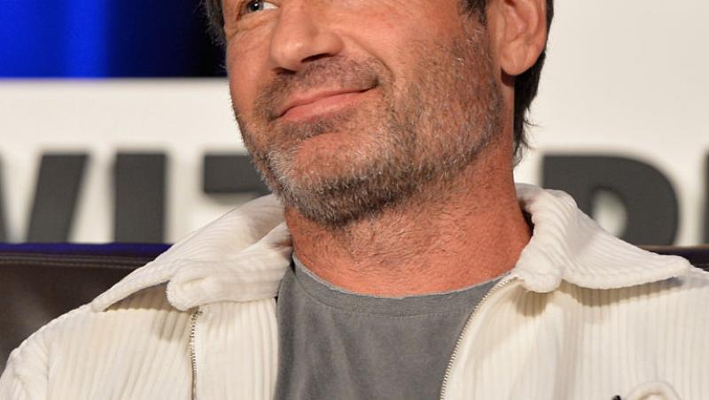 David Duchovny, starul din Dosarele X, s-a căsătorit în secret cu iubita mai tânără cu 33 de ani decât el. Cum arată soția sa