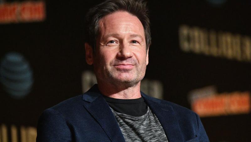 David Duchovny, starul din Dosarele X, s-a căsătorit în secret cu iubita mai tânără cu 33 de ani decât el. Cum arată soția sa