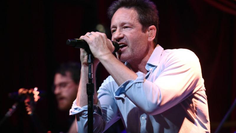 David Duchovny, starul din Dosarele X, s-a căsătorit în secret cu iubita mai tânără cu 33 de ani decât el. Cum arată soția sa