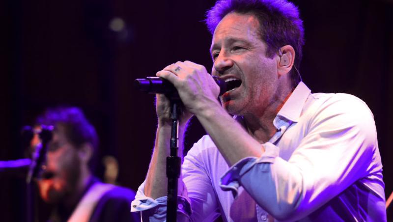 David Duchovny, starul din Dosarele X, s-a căsătorit în secret cu iubita mai tânără cu 33 de ani decât el. Cum arată soția sa