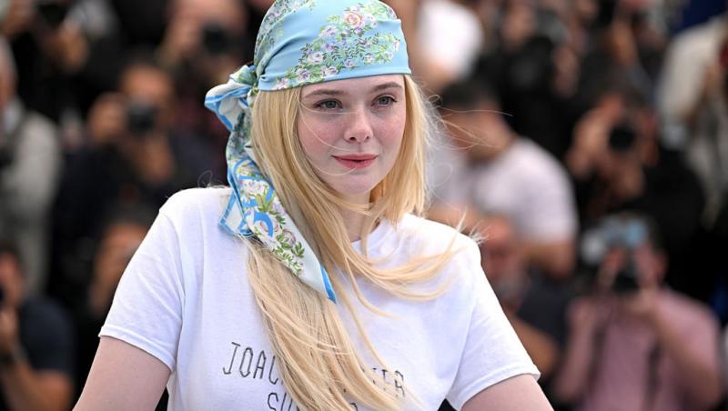 Elle Fanning, care joacă rolul lui Rachel Kemp, îmbrăcată cu un tricou alb