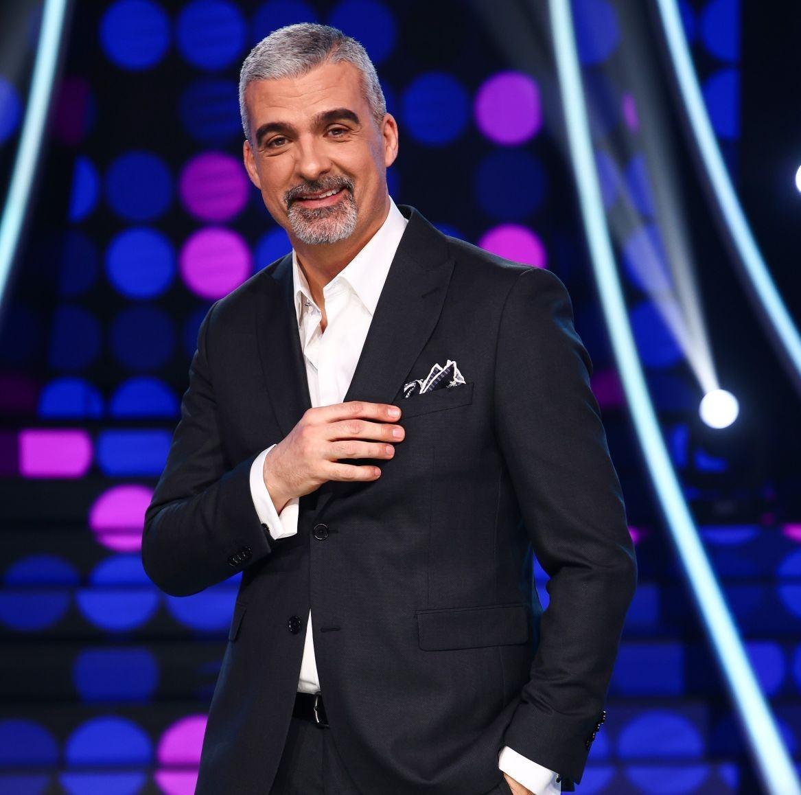 Aurelian Temișan îmbrăcat cu un costum negru elegant