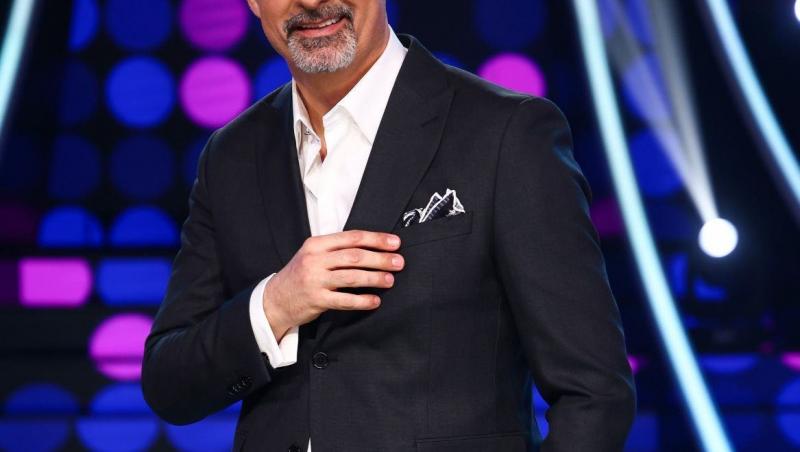 Aurelian Temișan îmbrăcat cu un costum negru elegant