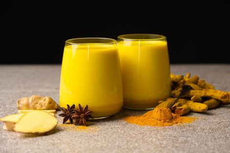 Golden milk, băutura care nu este doar delicioasă, dar este și sănătoasă. Cum o prepari acasă
