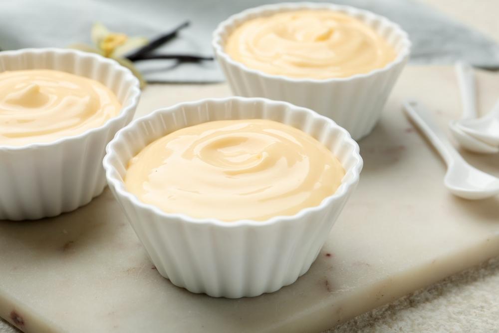 două boluri de budinca proteică făcută în casă cu vanilie