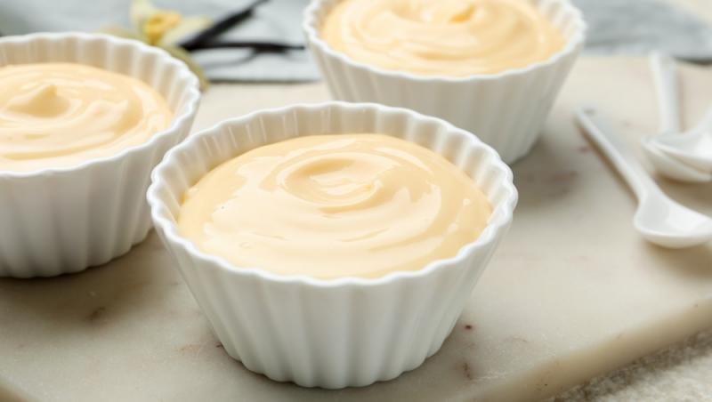 două boluri de budinca proteică făcută în casă cu vanilie