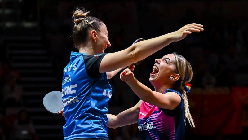 imagine cu Bernadette Szocs şi Sofia Polcanova în timpul unui meci de tenis