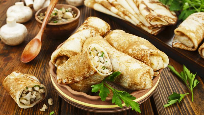 Clătitele aperitiv se pot servi cu sosuri și salate alături