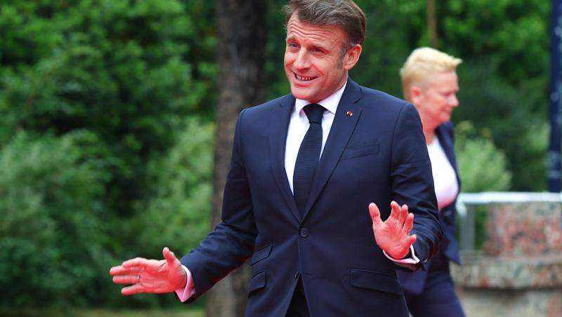 emmanuel macron cu mainile ridicate