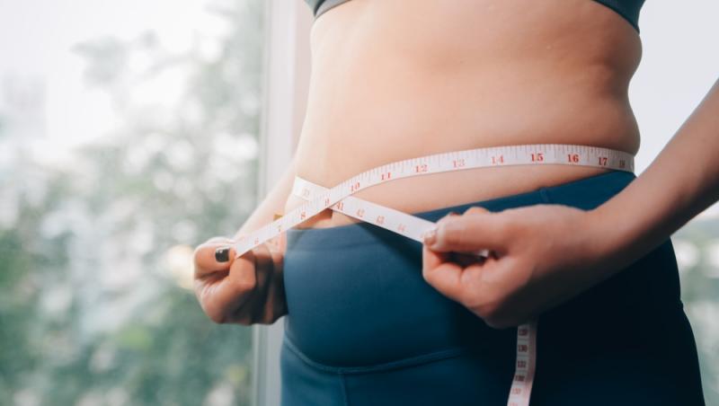 persoana care se masoara si se cantareste