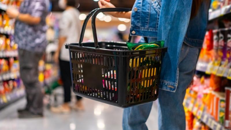 oameni la cumpărături în supermarket