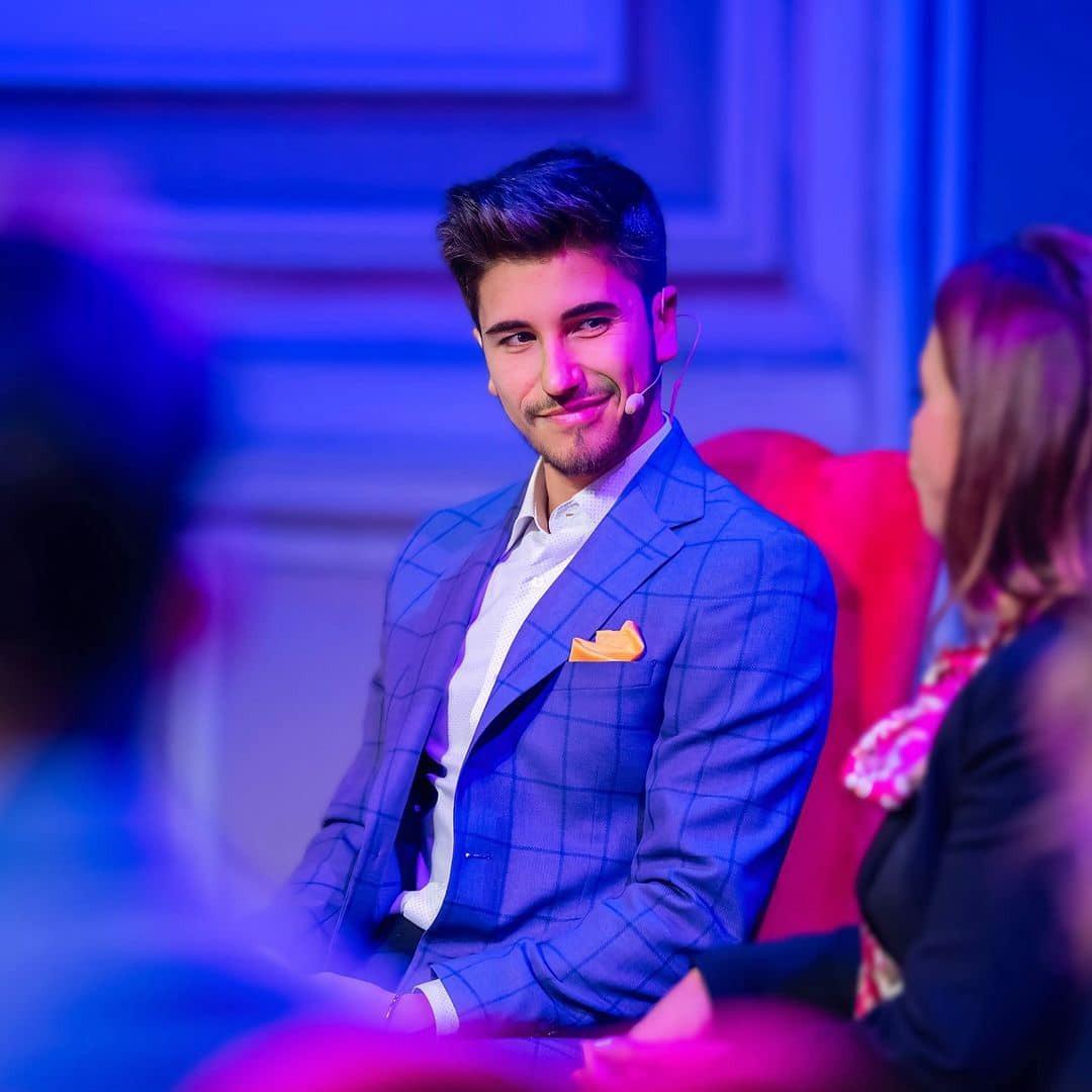 Sebastian Dobrincu îmbrăcat cu un costum albastru în carouri